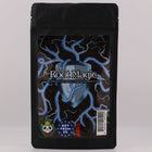 Eine schwarze, rechteckige Verpackung mit einem Etikett in der Mitte. Auf dem Etikett ist ein magisch blau leuchtendes Schild, dass von Wurzeln umwachsen ist. Auf dem Schild steht 