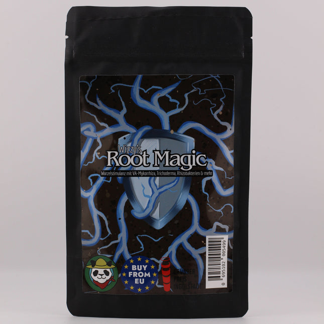 Eine schwarze, rechteckige Verpackung mit einem Etikett in der Mitte. Auf dem Etikett ist ein magisch blau leuchtendes Schild, dass von Wurzeln umwachsen ist. Auf dem Schild steht "Wizzy's Root Magic, Wurzelstimulanz mit VA-Mykorrhiza, Trichoderma, Rhizobakterien und mehr"
Darunter ist das Logo, ein Panda mit rotem Halstuch Strohhut, "Buy from EU" und das Logo vom Gründerpreis Ingolstadt.