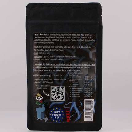 Eine schwarze, rechteckige Verpackung mit einem Etikett in der Mitte. Auf dem Etikett ist ein magisch blau leuchtendes Schild, dass von Wurzeln umwachsen ist. Das Schild ist etwas aus dem Fokus gerückt und dunkler, darauf eine helle Beschreibung der Inhaltsstoffe.