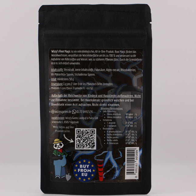 Eine schwarze, rechteckige Verpackung mit einem Etikett in der Mitte. Auf dem Etikett ist ein magisch blau leuchtendes Schild, dass von Wurzeln umwachsen ist. Das Schild ist etwas aus dem Fokus gerückt und dunkler, darauf eine helle Beschreibung der Inhaltsstoffe.