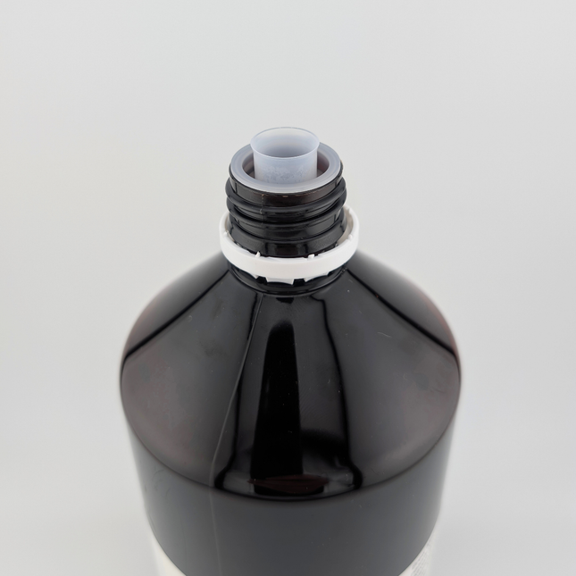 Geöffnete Wizzy's Brew Magic Flasche mit Ausgießer zum tropfgenauen Dosieren des Mikroorganismen-Aktivators
